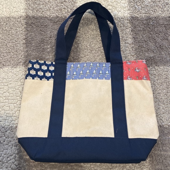 Vineyard Vines medium tote with beachy theme - Picture 2 of 7